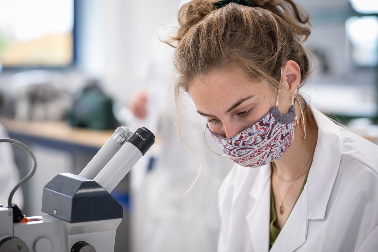 Student in lab wearing mask